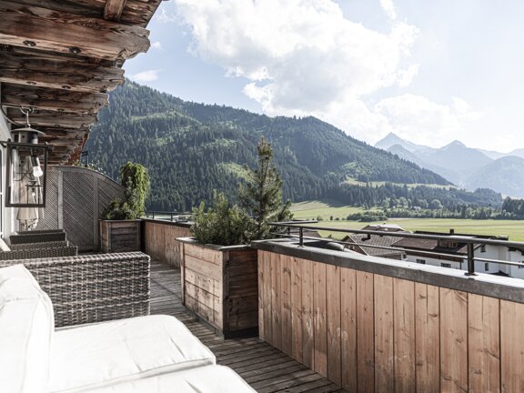 Balkon mit Sitzgelegenheit und Ausblick in das Tannheimer Tal | Der Engel in Tirol