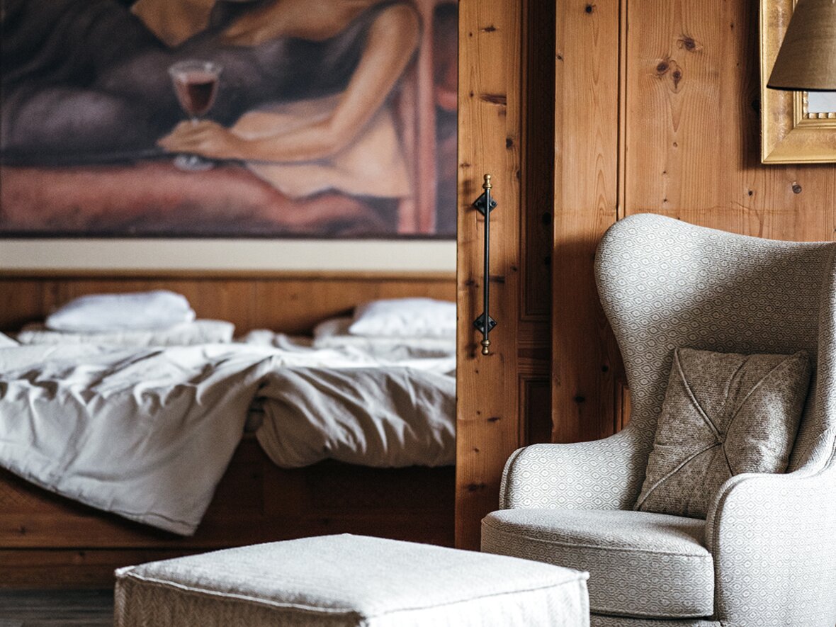 Residenz Suite Zimmer Detailaufnahme Wohnsessel beige | Der Engel in Tirol