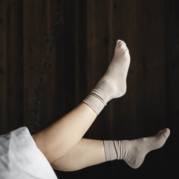 Am Bett liegend, Füße in die Höhe streckend | Wellness-Kurzurlaub im Dezember Am Bett liegend, Füße in die Höhe streckend | Wellness-Kurzurlaub im Dezember