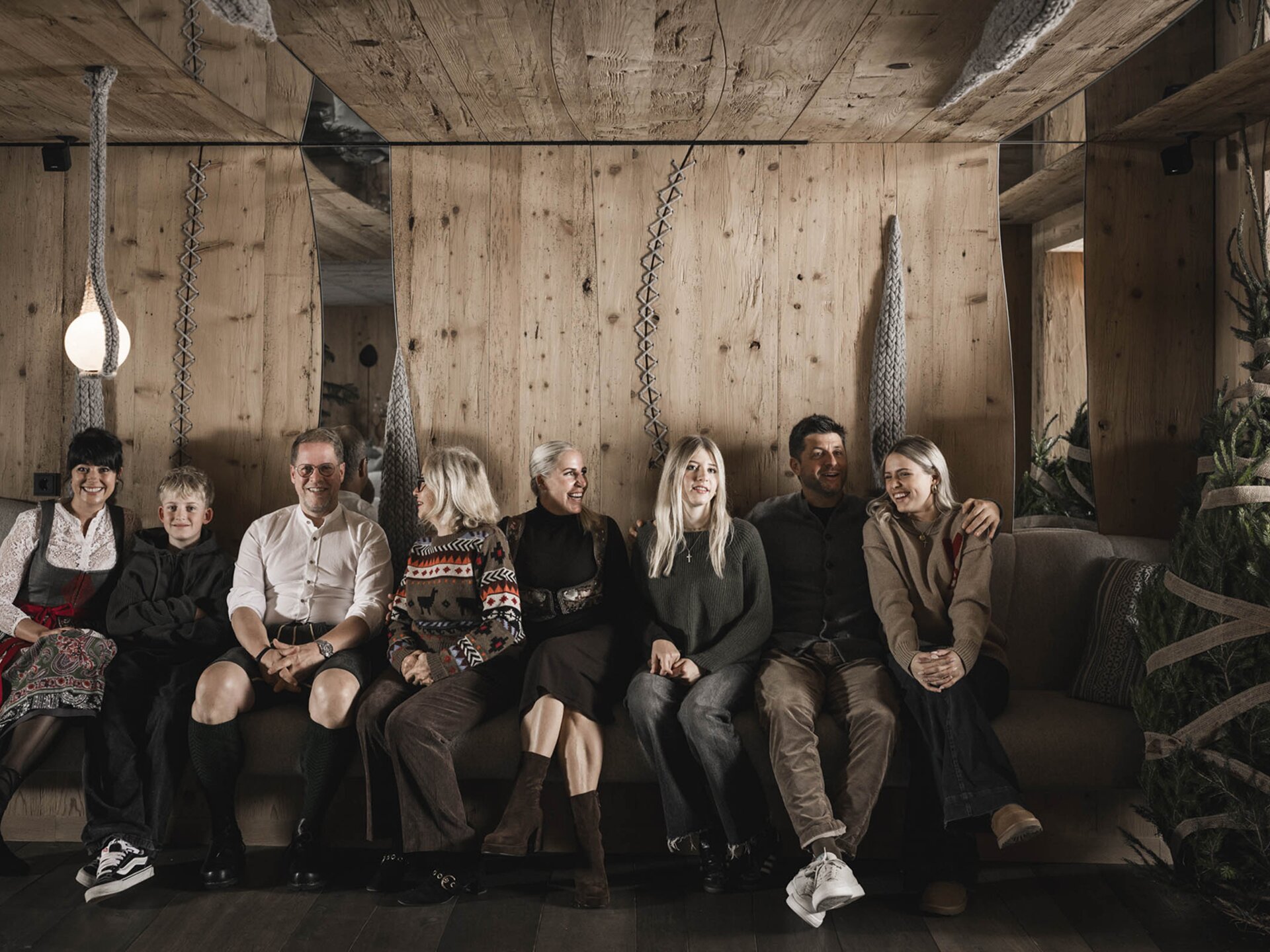 Weihnachtliches Bild der gesamten Eigentümerfamilie des Wellnesshotel Der Engel - Mattersberger Zimmermann 