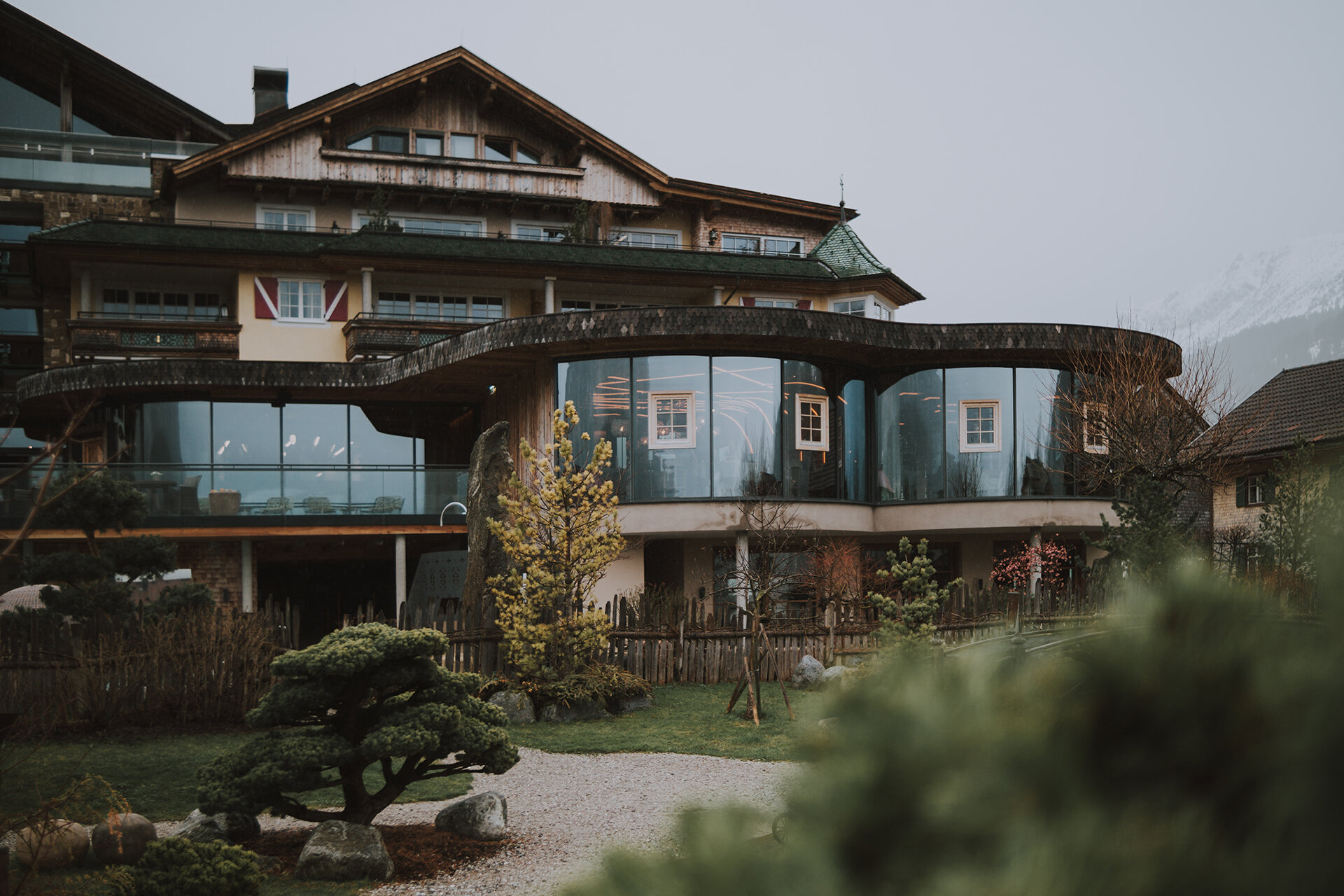 Hotel Der Engel Außenansicht Fassade Holzschindeln, Glas, Alpengarten | Der Engel in Tirol