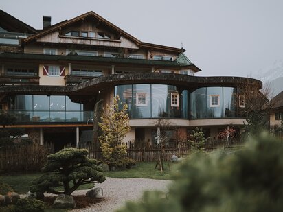 Hotel Der Engel Außenansicht Fassade Holzschindeln, Glas, Alpengarten | Der Engel in Tirol