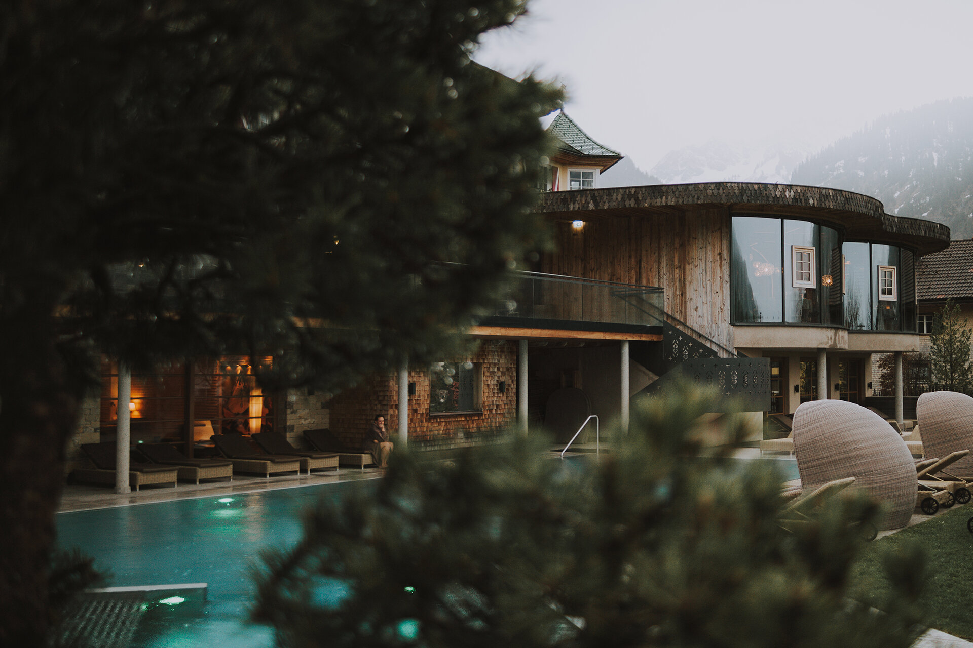 Außenansicht Hotel mit Pool und Bäumen im Vordergrund | Der Engel in Tirol