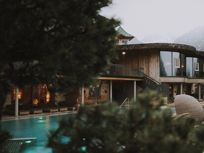 Außenansicht Hotel mit Pool und Bäumen im Vordergrund | Der Engel in Tirol