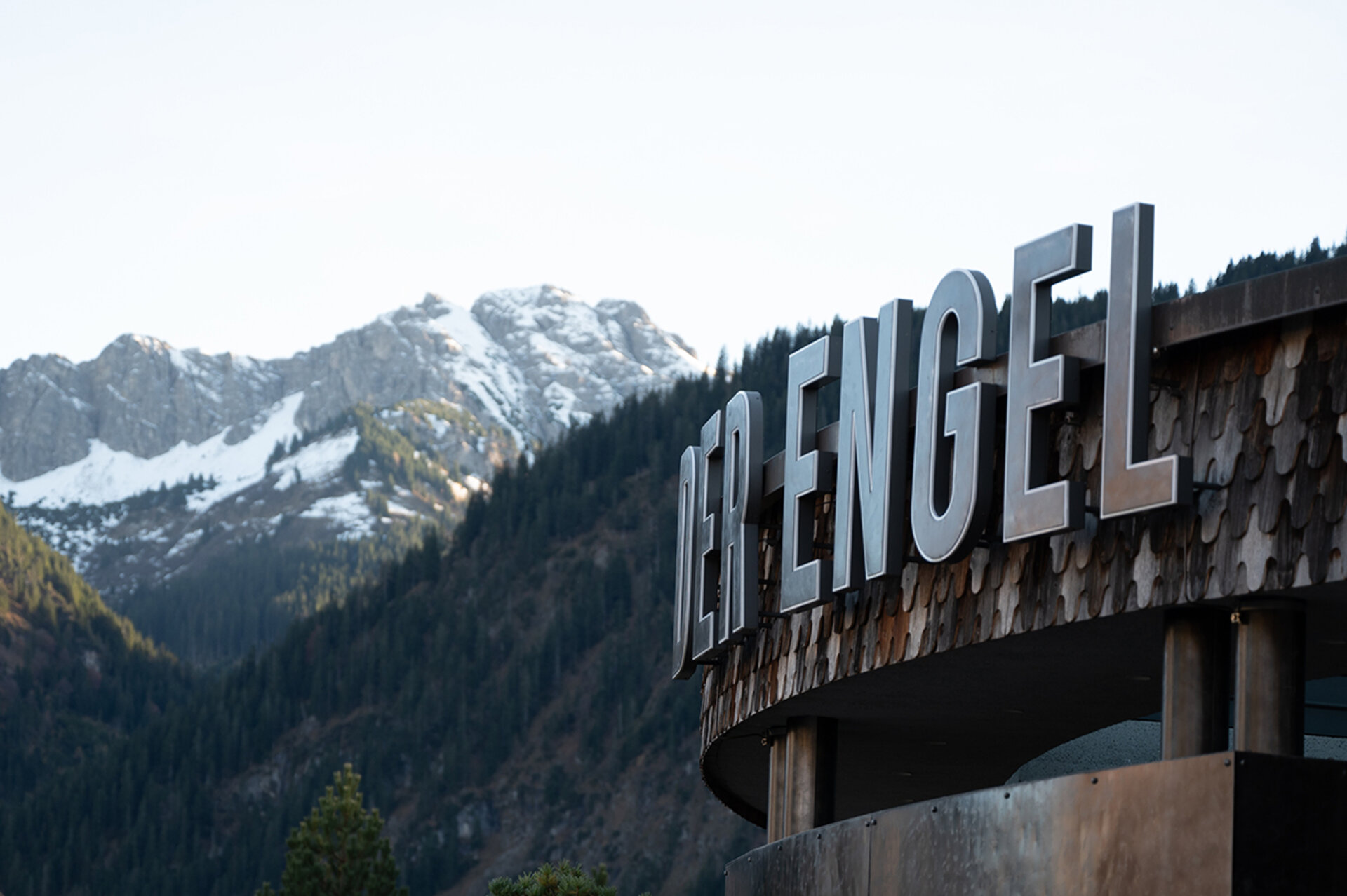 Der Engel Schriftzug am Dach auf Holzschindeln | Der Engel in Tirol