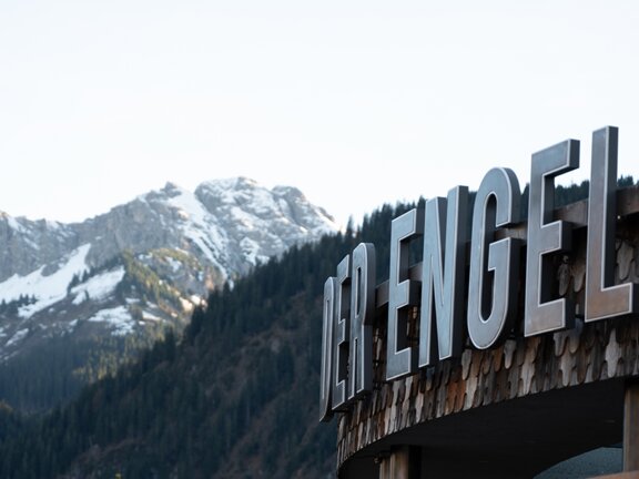 Der Engel Schriftzug am Dach auf Holzschindeln | Der Engel in Tirol