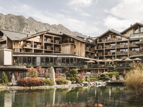 Herbst-Außenansicht vom Badesee aus fotografiert auf das Wellnesshotel Der Engel