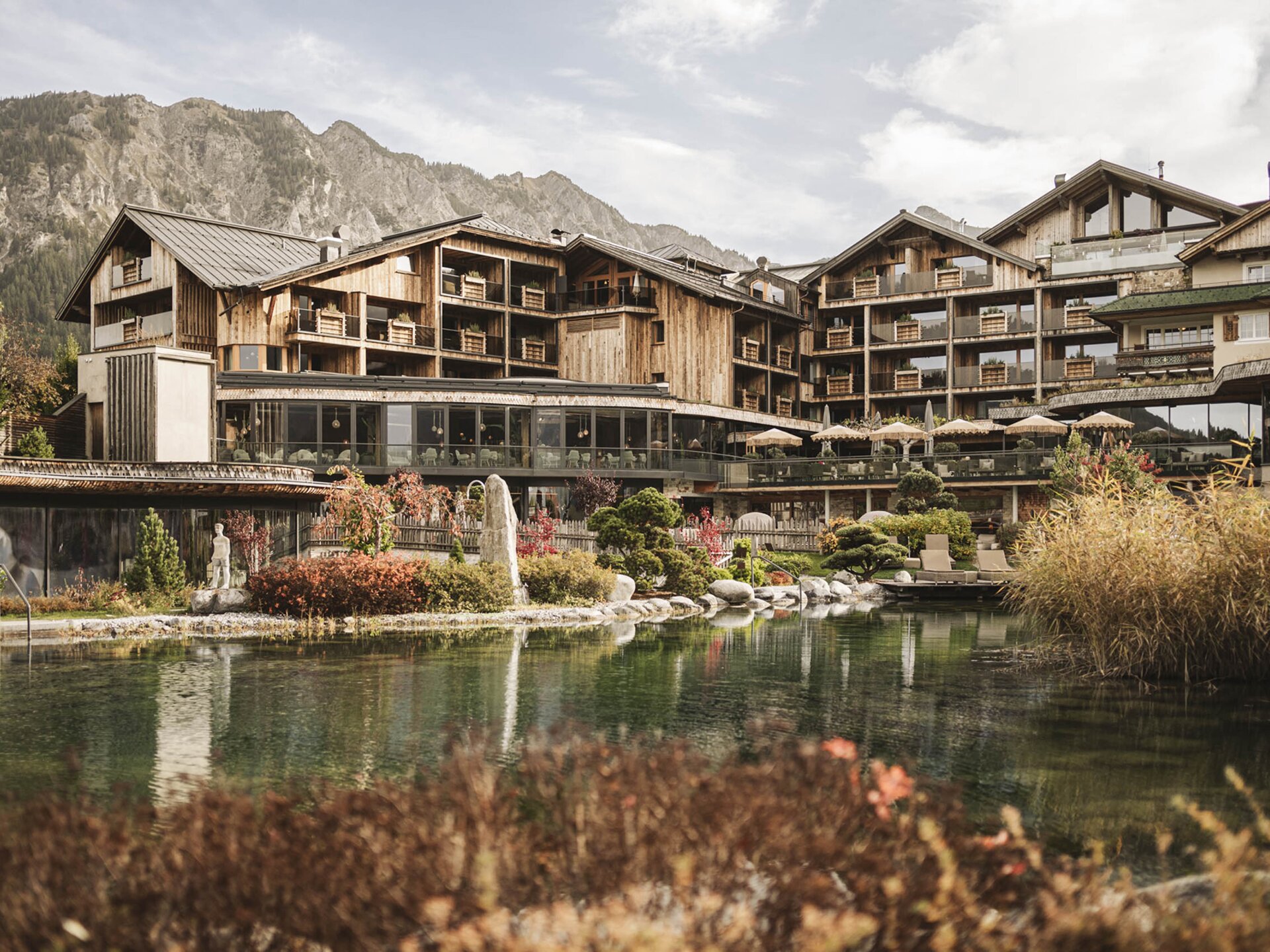 Herbst-Außenansicht vom Badesee aus fotografiert auf das Wellnesshotel Der Engel