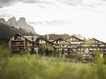Außenansicht vom Wellnesshotel Der Engel im Tannheimer Tal im Sommer vom Westen aus