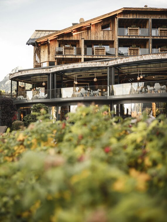 Außenansicht vom Hotel Der Engel auf Wintergarten und Sonnenterrasse im Sommer
