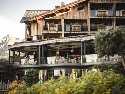 Außenansicht vom Hotel Der Engel auf Wintergarten und Sonnenterrasse im Sommerurlaub im Tannheimer Tal