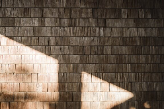 Licht & Schattenspiel an der geschindelten Holzwand-Fassade des Wellnesshotel Der Engel