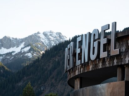 Der Engel Der Engel Schriftzug am Dach auf Holzschindeln | Der Engel in Tirol