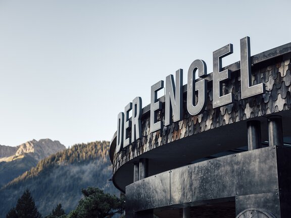 Der Engel Schriftzug am Dach oberhalb des Hoteleingangs im Sommer