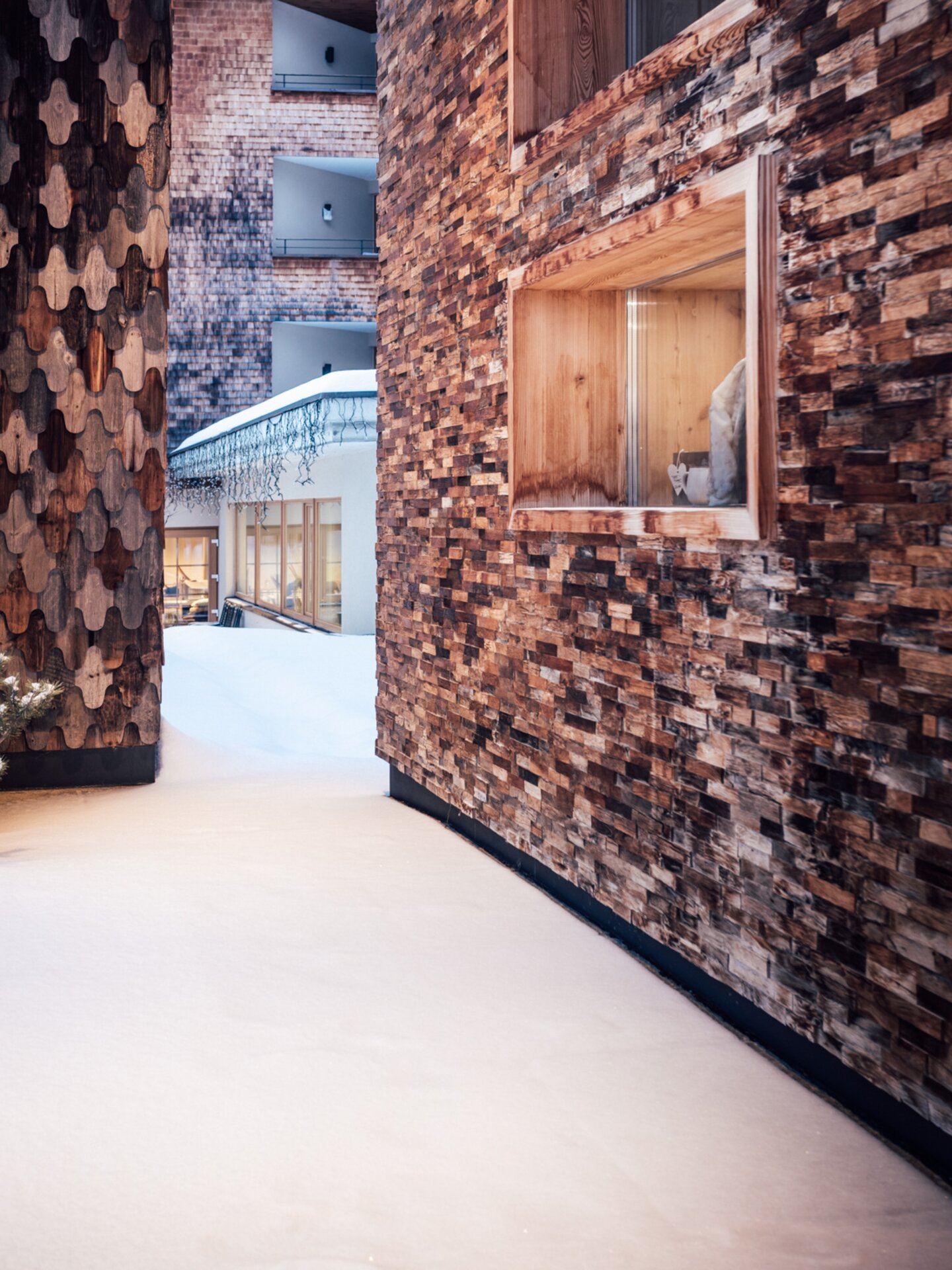 Hausfassade Hotel der Engel im Winter mit Holzschindeln | Der Engel in Tirol