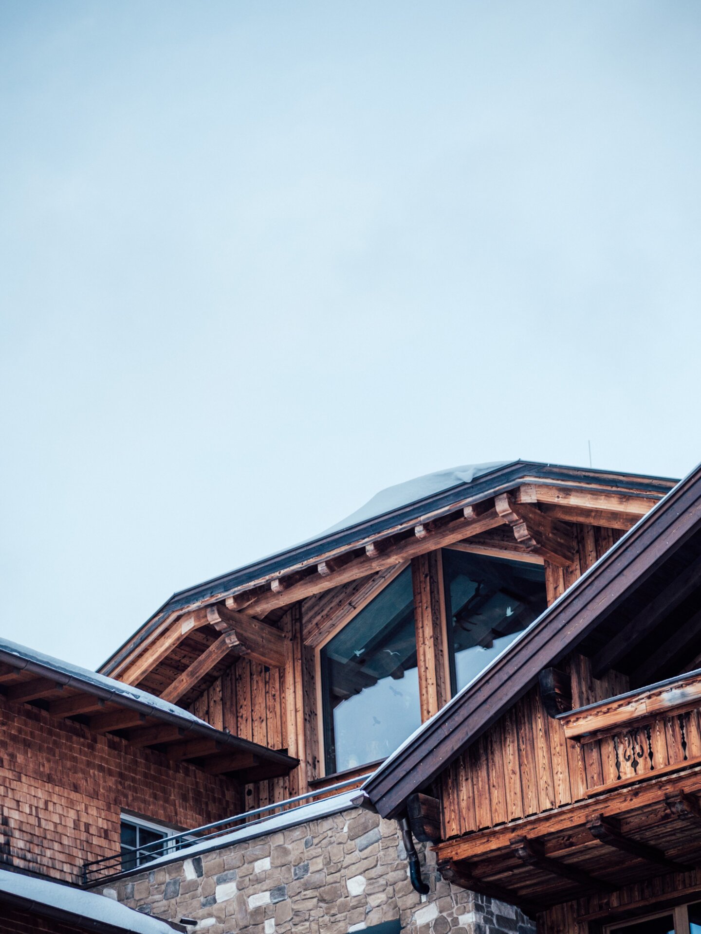 Hausfassade Hotel der Engel mit Holz und Stein im Winter | Der Engel in Tirol