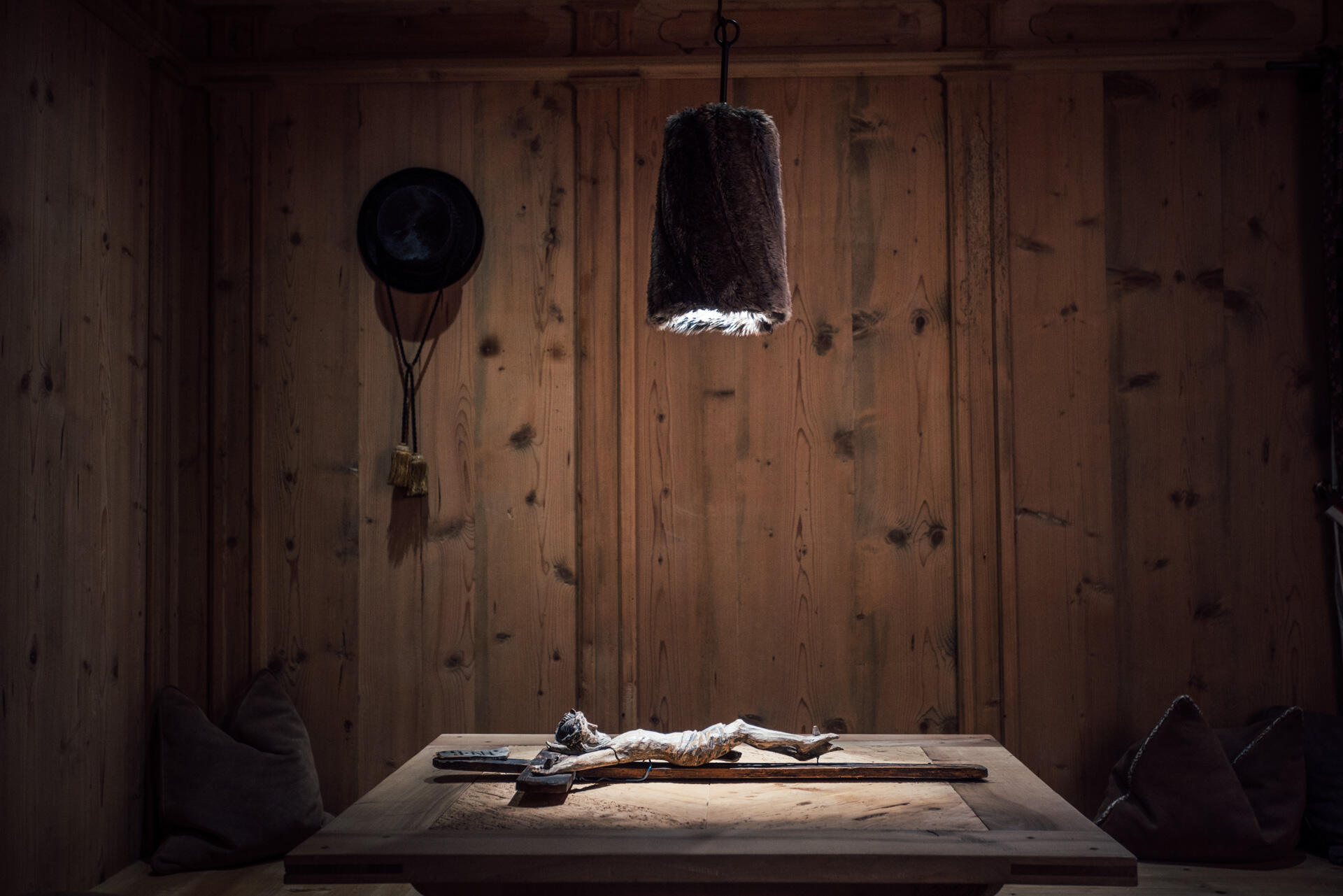 Stillness and spirit – a crucifix on aged wood in a Tyrolean Stube. Der Engel in Tirol
