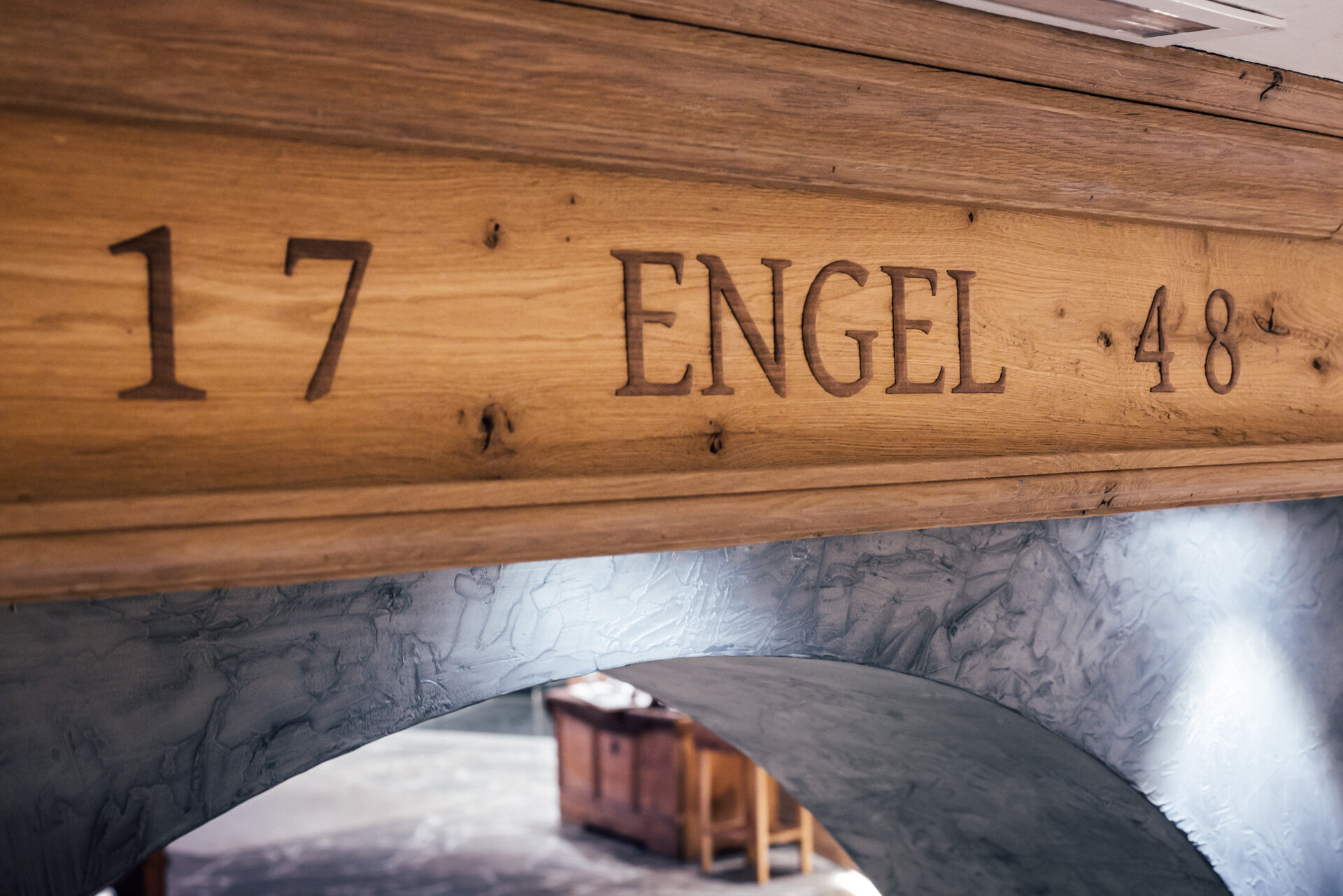 Schriftzug 1758 geschnitzt in Holzbalken im Eingangsbereich | Der Engel in Tirol