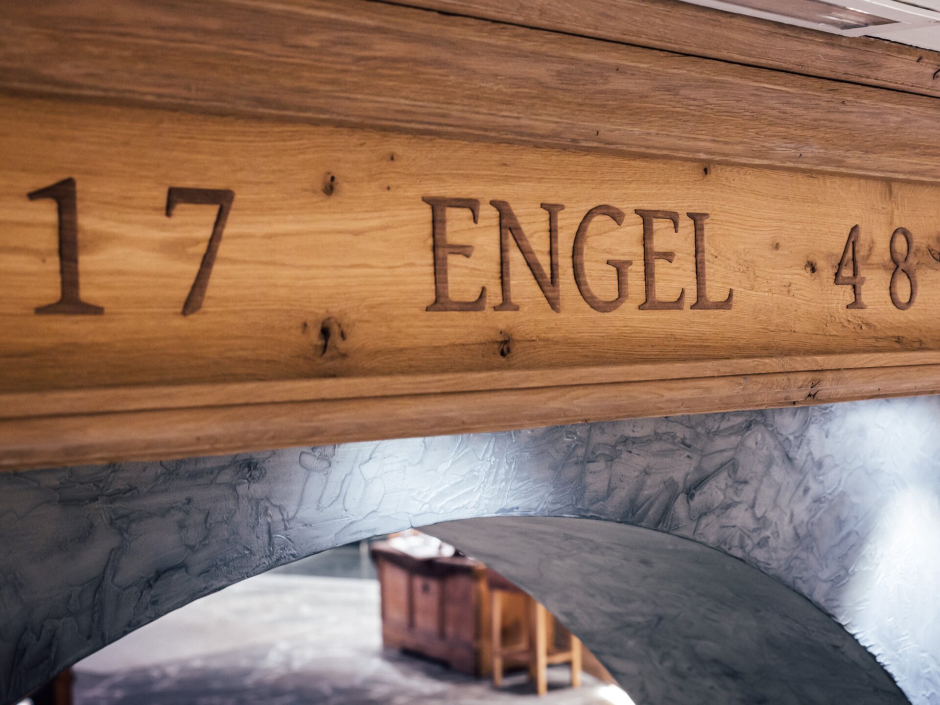 Schriftzug 1758 geschnitzt in Holzbalken im Eingangsbereich | Der Engel in Tirol