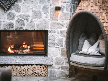 Lieblingsplatz mit offener Feuerstelle und Sitznestern mit Holzschindeln bedeckt | Der Engel in Tirol