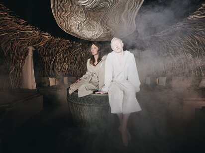 Zwei Personen sitzend im Nest mit Nebel | Wellnesshotel Der Engel in Tirol