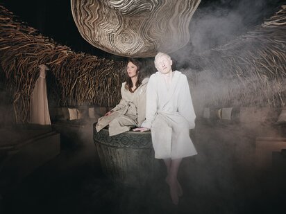 Zwei Personen sitzend im Nest mit Nebel | Der Engel in Tirol