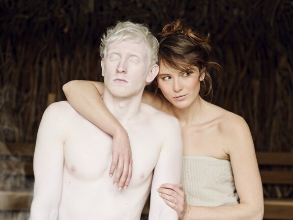 Wellnesshotel Der Engel in Tirol | Rita & David beim Saunieren in der Event Sauna
