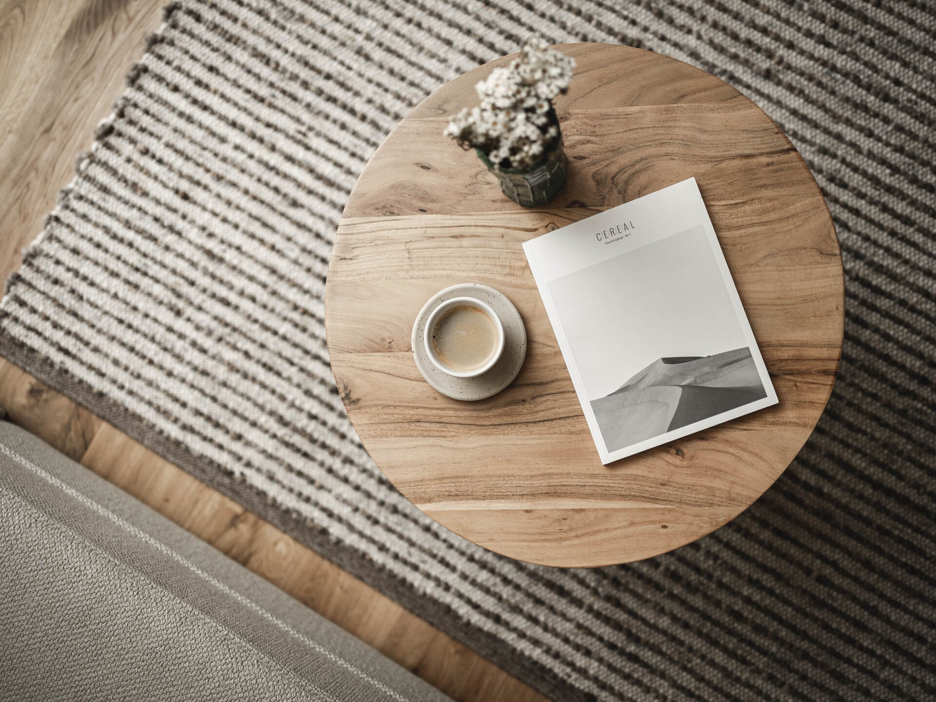 Detailaufnahme des Couch-Tisches in der Krautgarten Suite mit Kaffee und Cofetable-Book