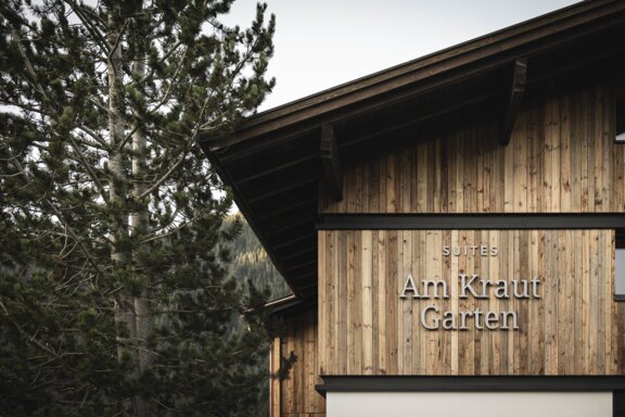 Außenansicht der Fassade aus Altholz und Stahl der Suites am Krautgarten