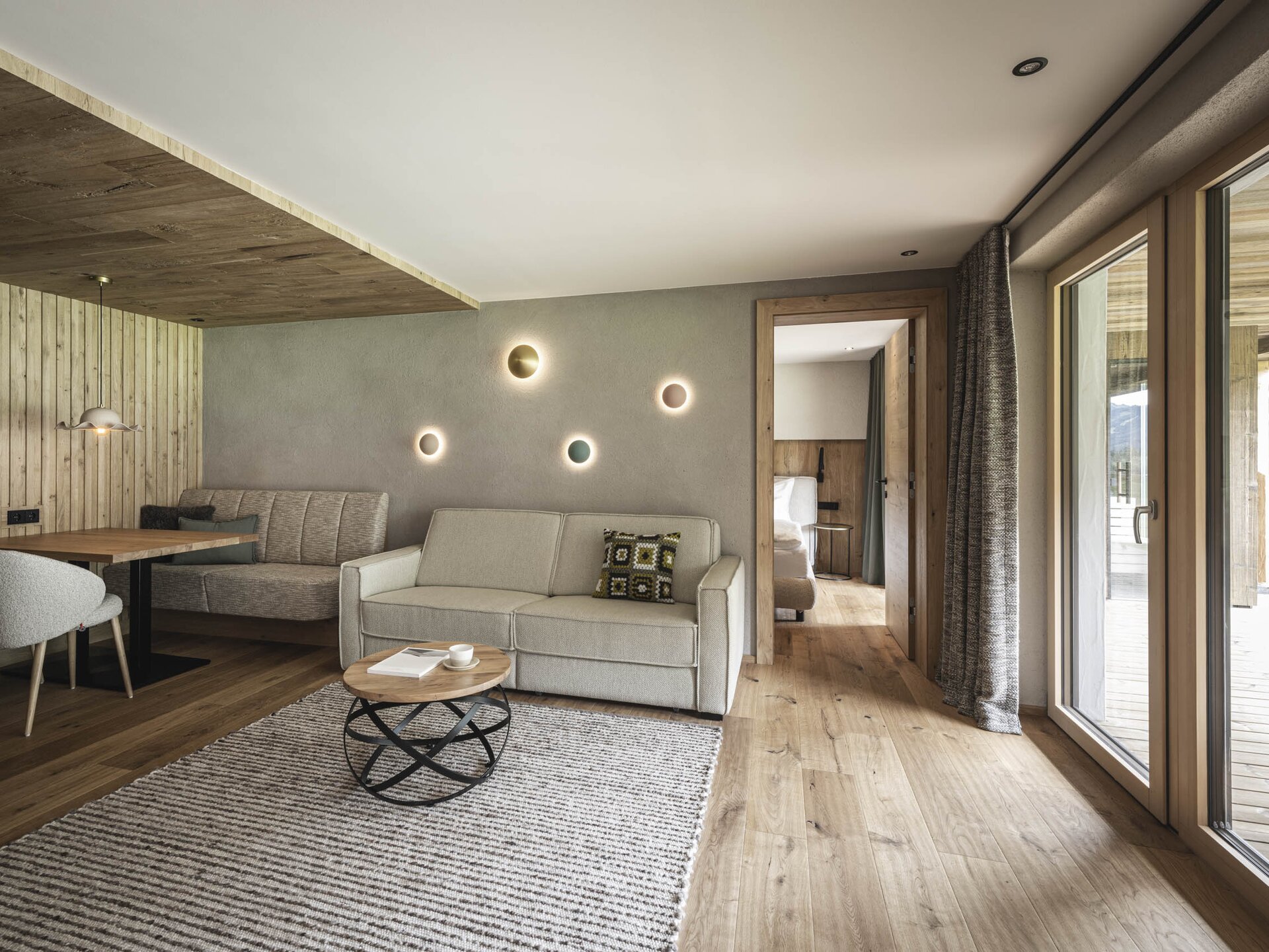 Innenraumgestaltung Suites am Krautgarten mit geräumigem Wohnzimmer