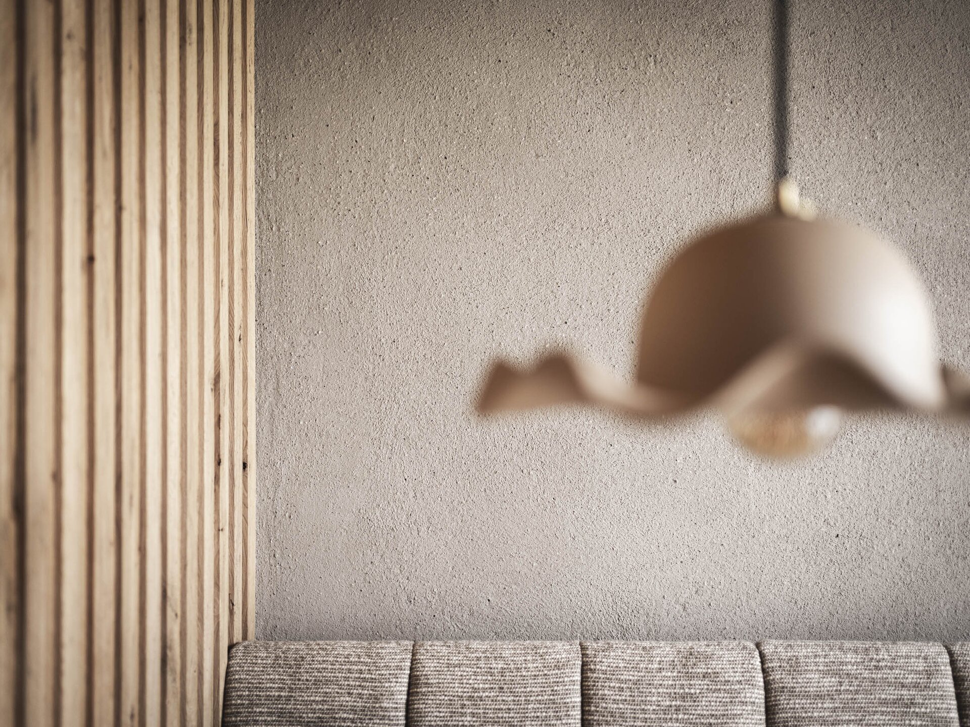 Detailaufnahme der Esstischleute aus Porzellan mit geschwungenem Teller in der Krautgarten Suite