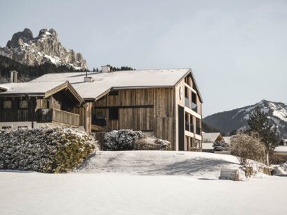 Suites am Krautgarten im Vordergrund die verschneite Wiese im Hintergrund die Berglandschaft