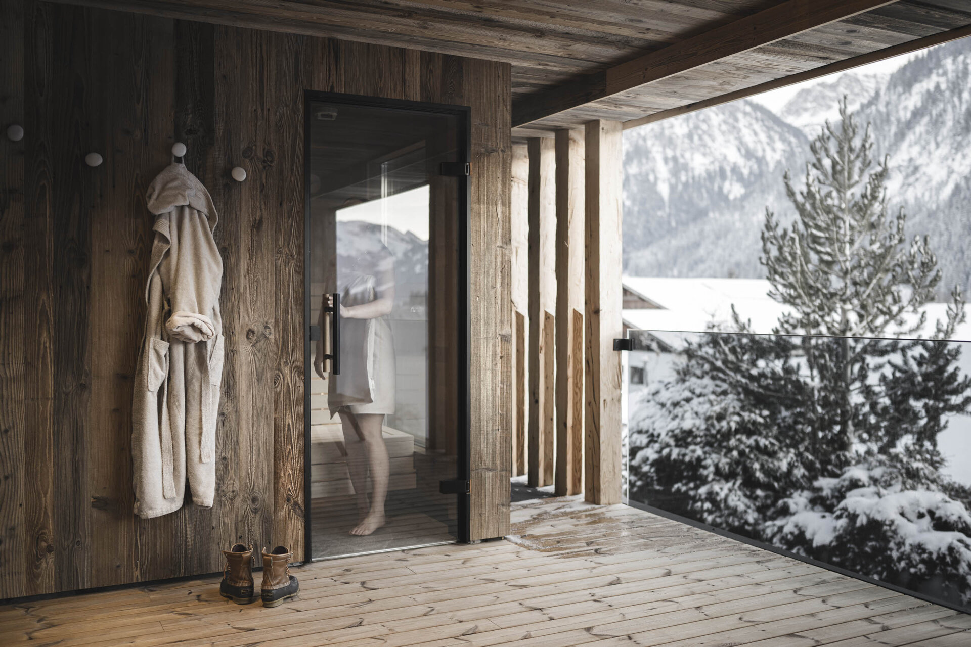 Person in Privater Sauna der Kraut Garten Suites am Balkon 
