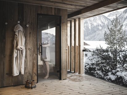 Person in Privater Sauna der Kraut Garten Suites am Balkon 