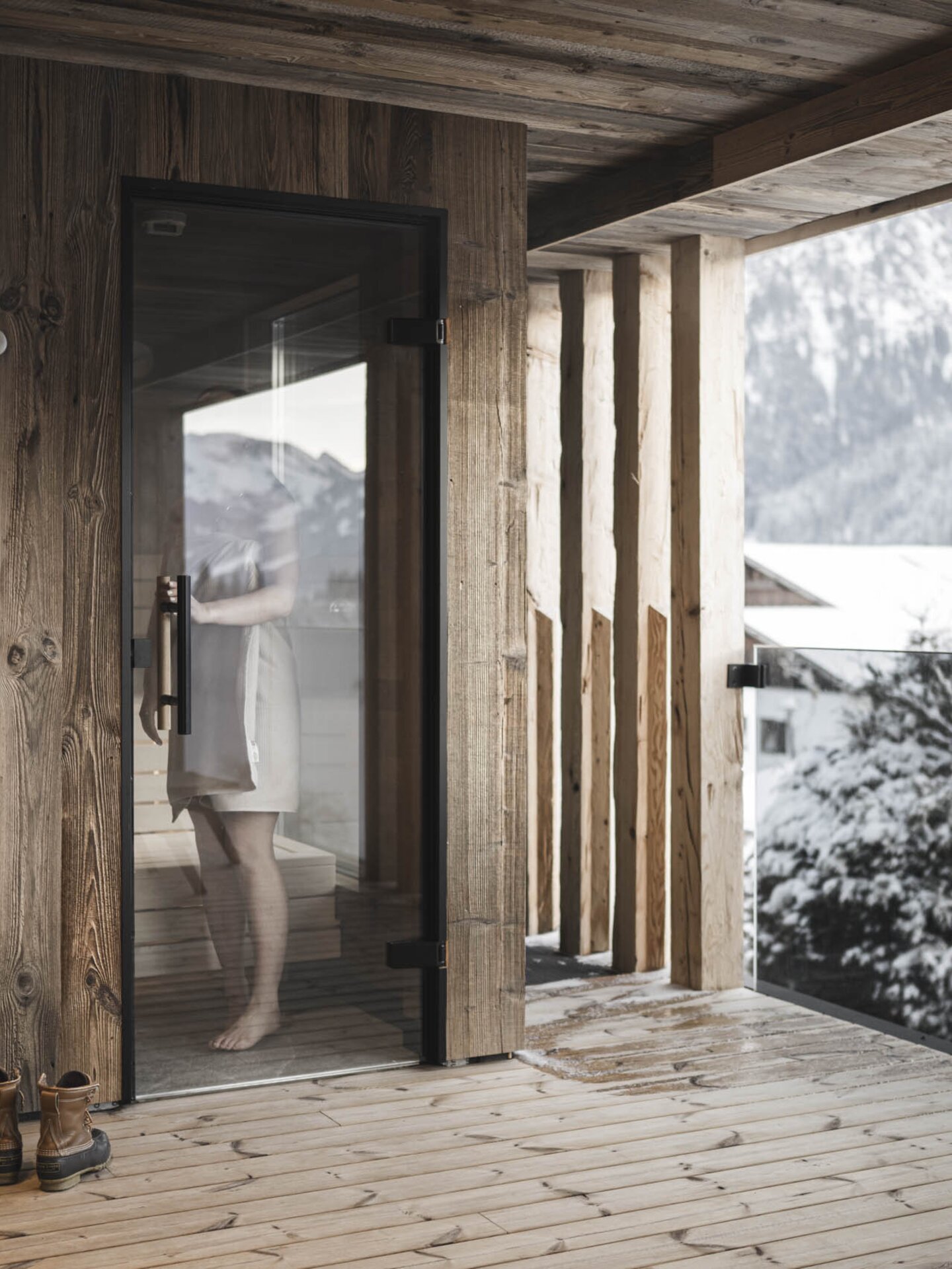 Person in Privater Sauna der Kraut Garten Suites am Balkon 