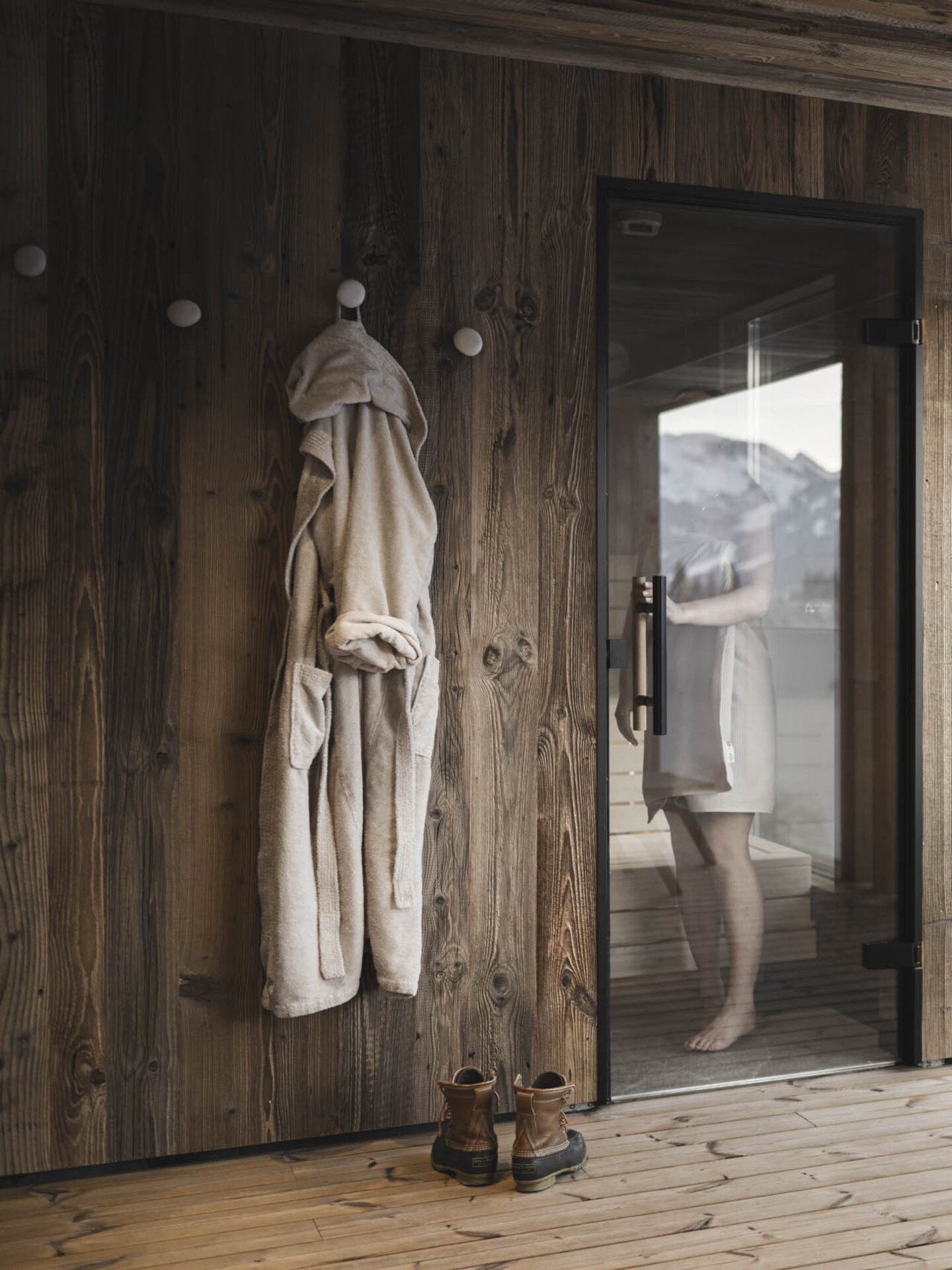 Person in Privater Sauna der Kraut Garten Suites am Balkon 