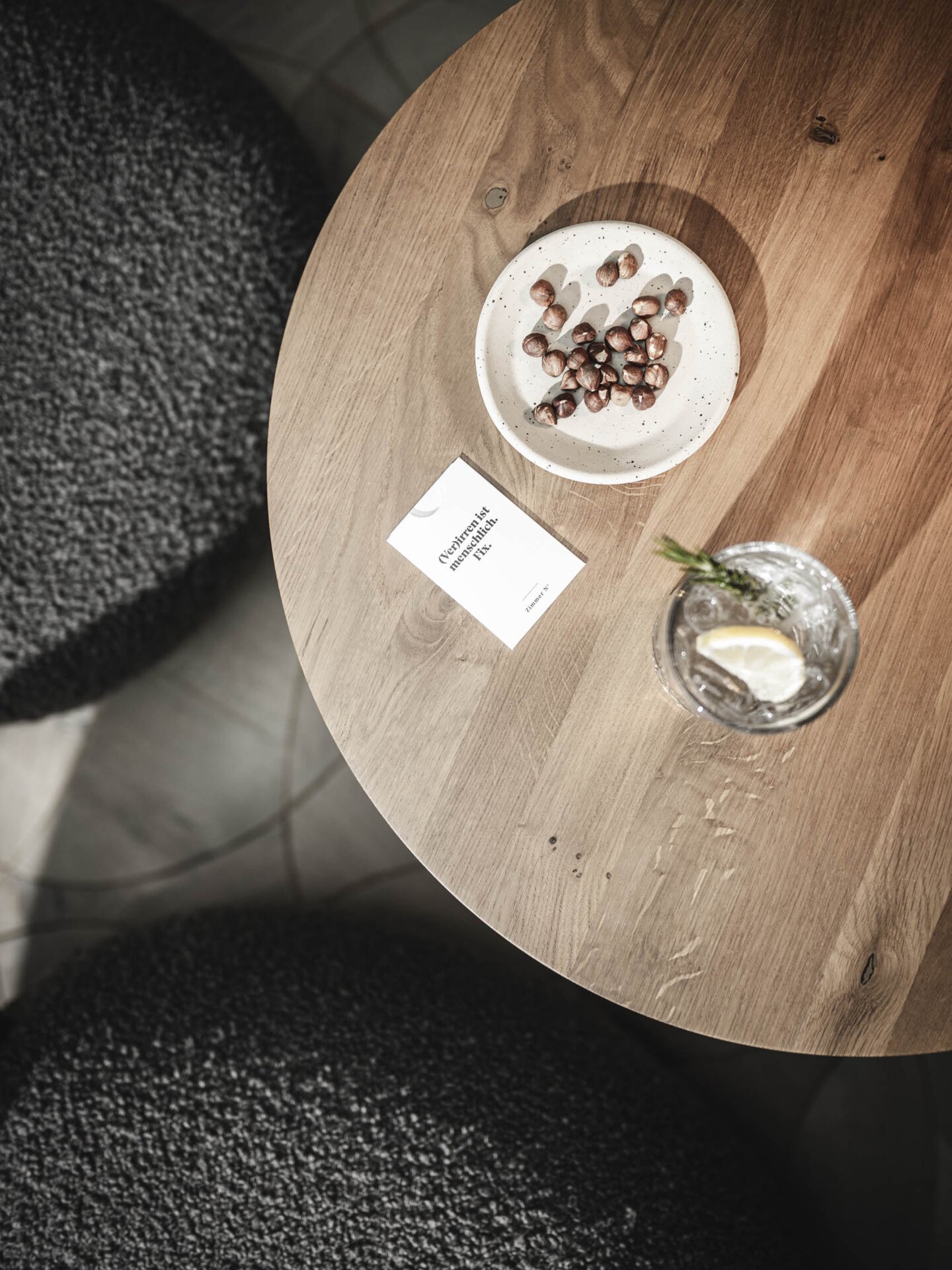 Gin & Haselnüsse auf Holztisch und Wolkenstühle | Hoteldesign