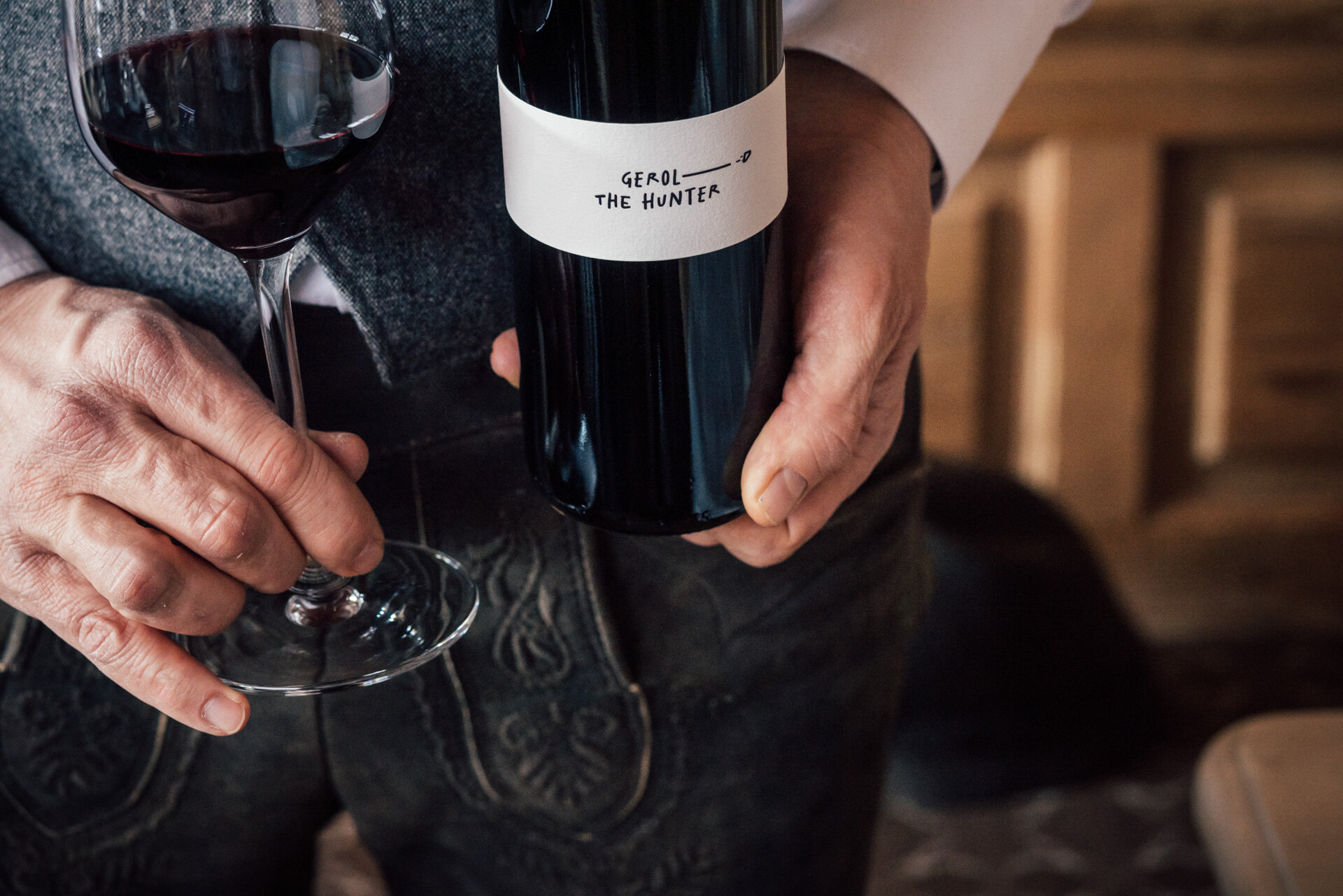 Rotwein Flasche Gerold the hunter mit gefülltem Weinglas | Der Engel in Tirol