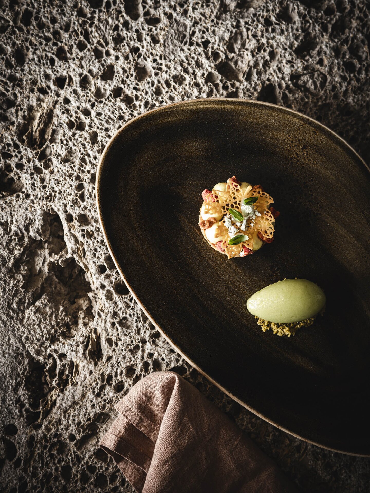 Dessert von Lukas Rettenbacher mit Stein als Untergrund | Gut essen im Tannheimer Tal