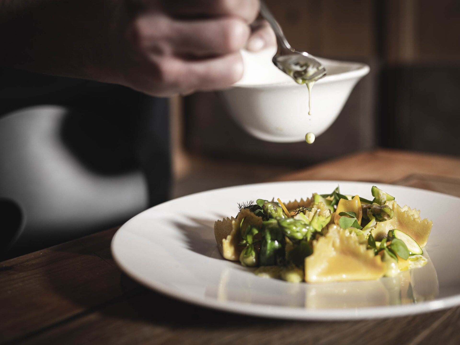 Hausgemachte frühlingshafte Ravioli serviert mit frischer Butter by Lukas Rettenbacher