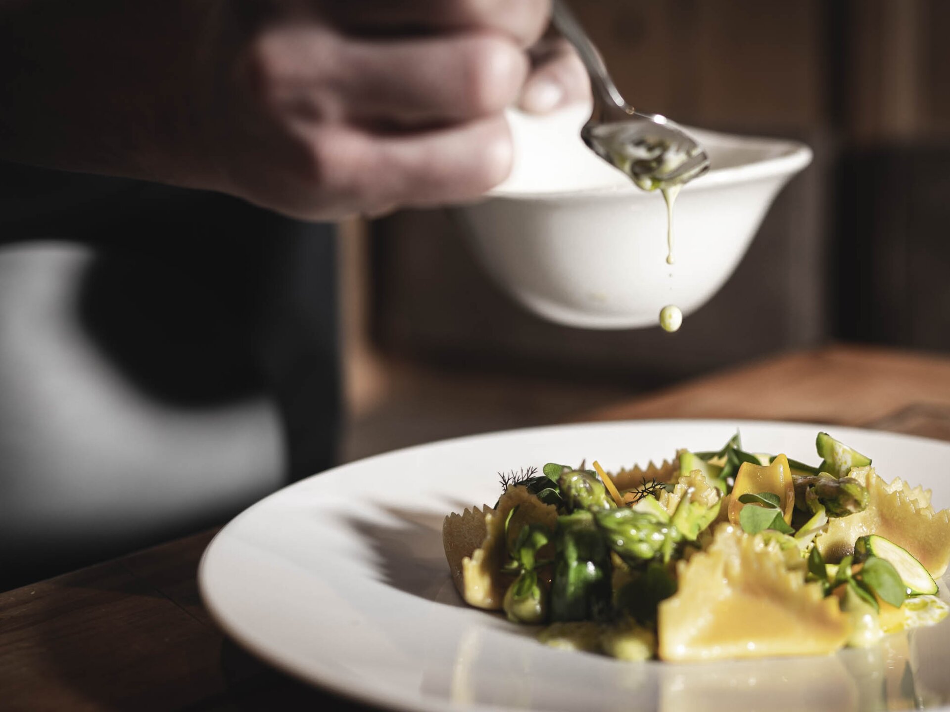 Hausgemachte frühlingshafte Ravioli serviert mit frischer Butter by Lukas Rettenbacher