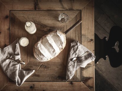 Traditionelle Salzburger Nockerln serviert im Pfandl mit einem Glas Milch