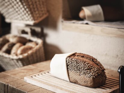 Dinkel-Vollkorn-Brot auf Schneidebrett am Engel Frühstücksbuffet