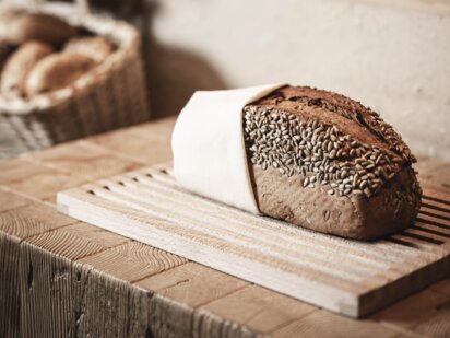 Dinkel-Vollkorn-Brot auf Schneidebrett am Engel Frühstücksbuffet