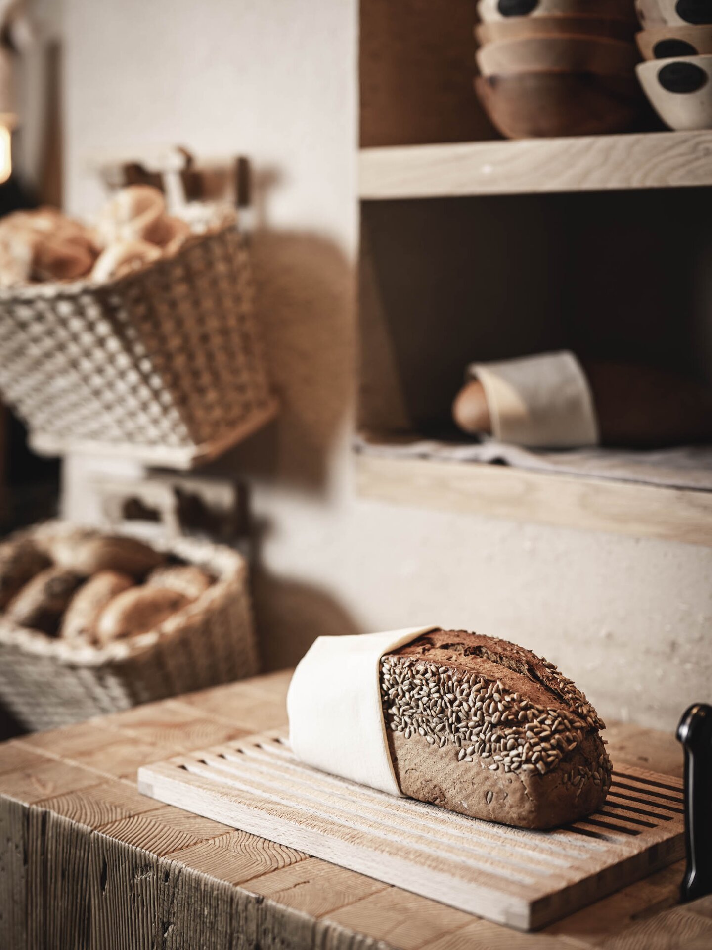 Dinkel-Vollkorn-Brot auf Schneidebrett am Engel Frühstücksbuffet