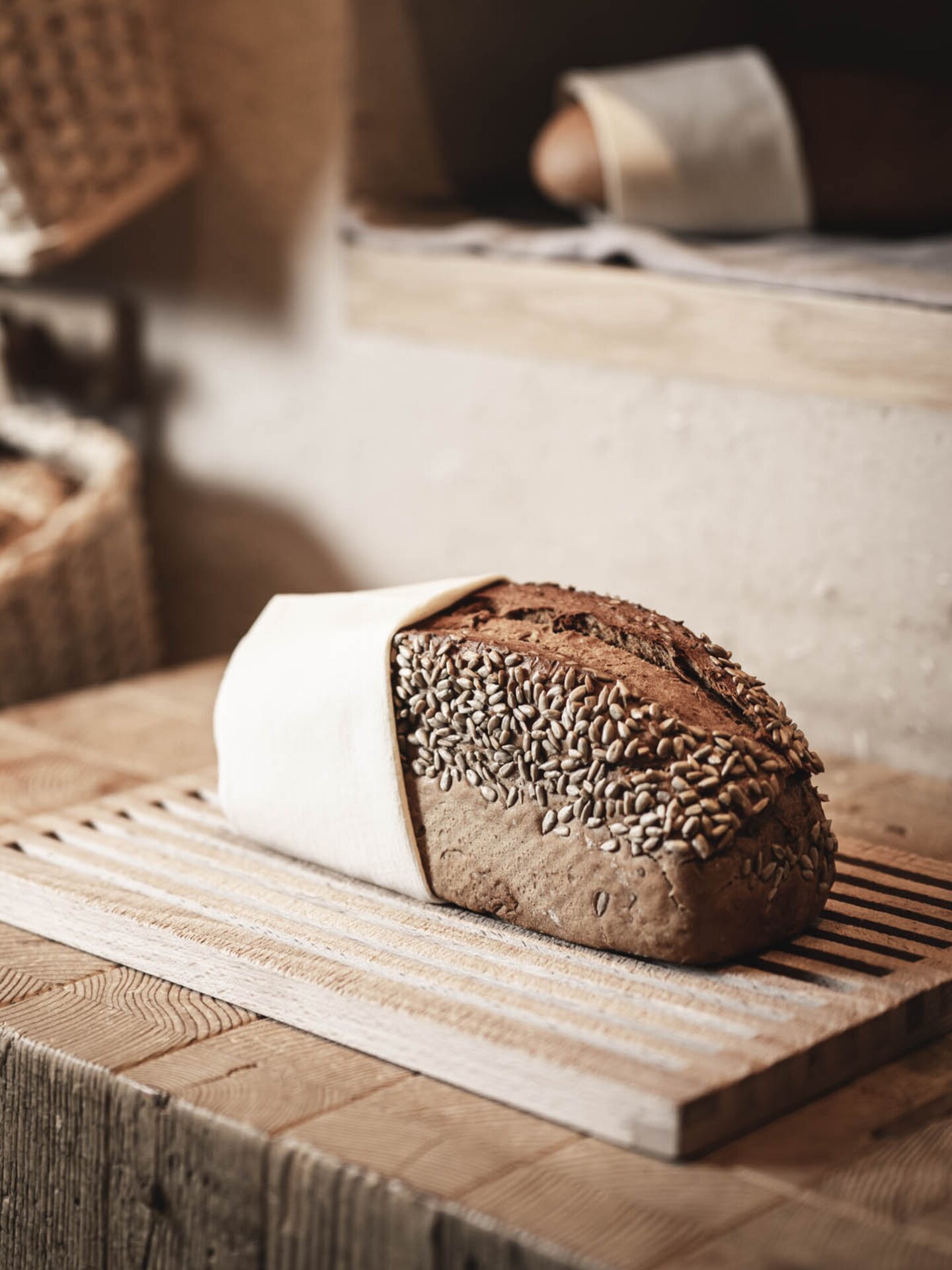 Dinkel-Vollkorn-Brot auf Schneidebrett am Engel Frühstücksbuffet