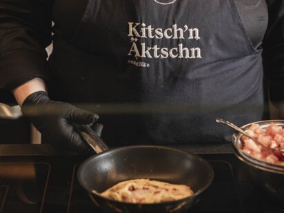 Frühstücks-Köchin mit Ei-Omelette | Der Engel