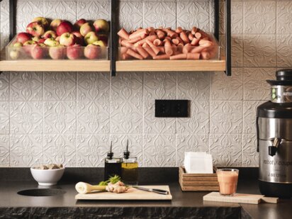 Raum mit Saftpresse, verschiedenen Gemüse und Obstsorten zum Pressen frischer Säfte