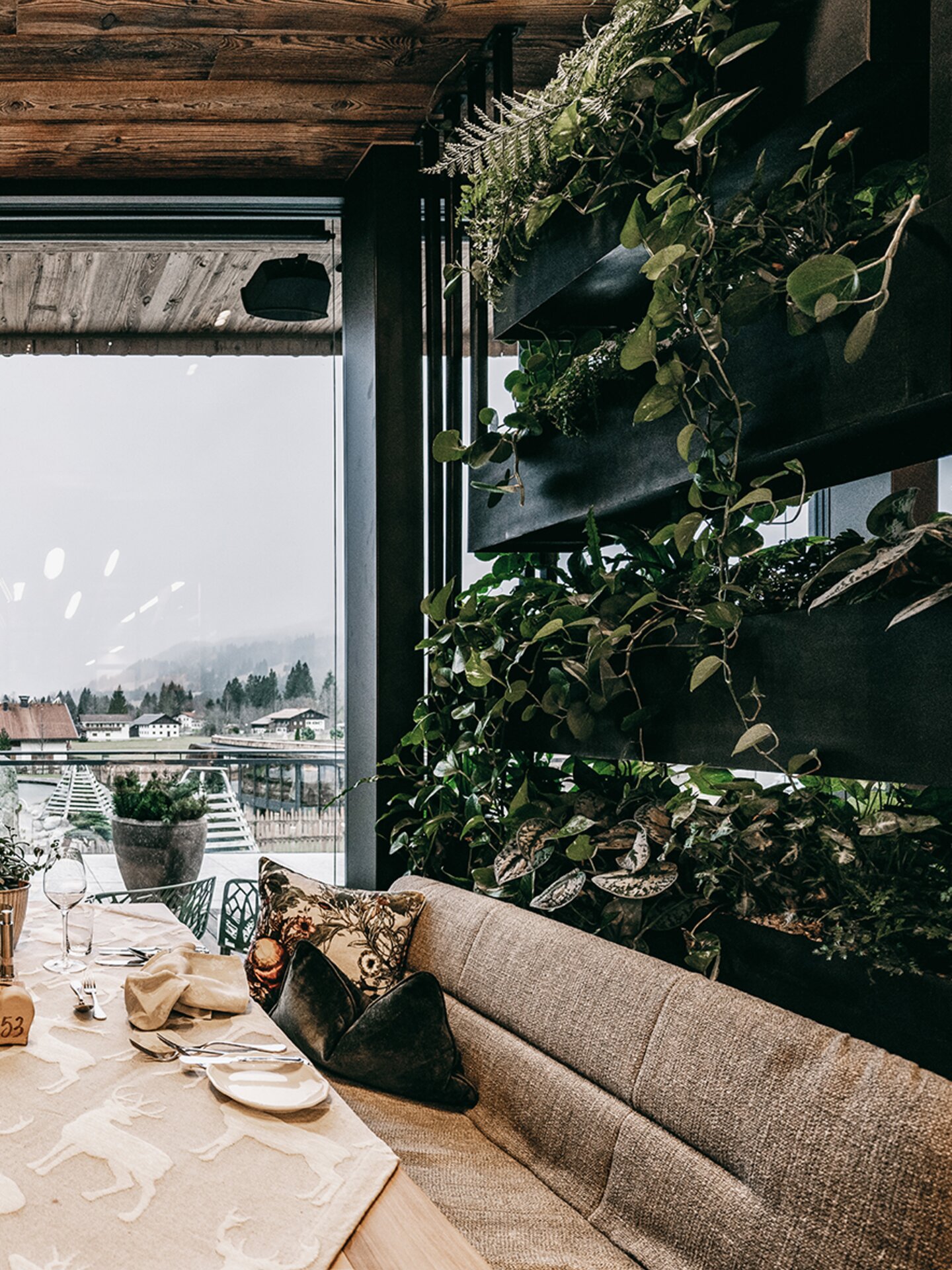 Kräuterstube mit Blick auf den Alpen Garten und echten Pflanzen | Der Engel in Tirol
