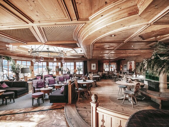 Sitzgelegenheiten rund um die Bar im Hotel der Engel | Der Engel in Tirol